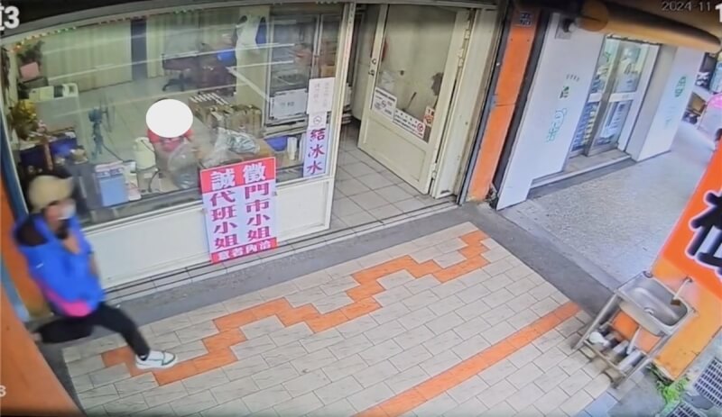 苗栗市1間銀樓14日發生搶案,男子佯稱要買金飾,趁隙搶走金項鍊和戒指後徒步逃逸,警方15日表示,已鎖定犯嫌身分全力追緝。(民眾提供)中央社記者管瑞平傳真 113年11月15日