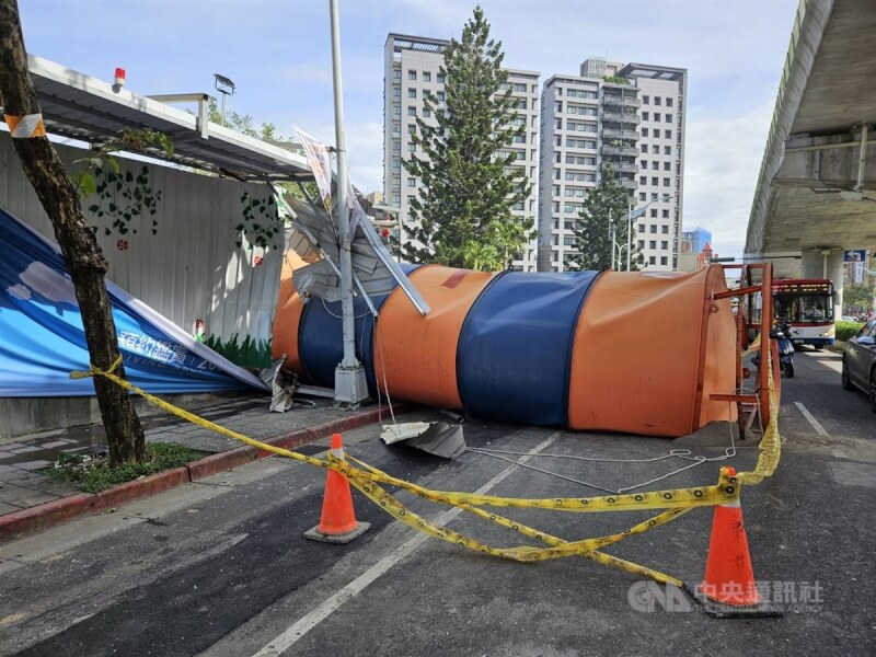 台北市內湖區內湖路1段與港墘路交叉口建案15日中午發生水泥塔倒塌事故，造成一名男機車騎士經過時被砸傷。（翻攝畫面）中央社記者劉建邦傳真 113年11月15日