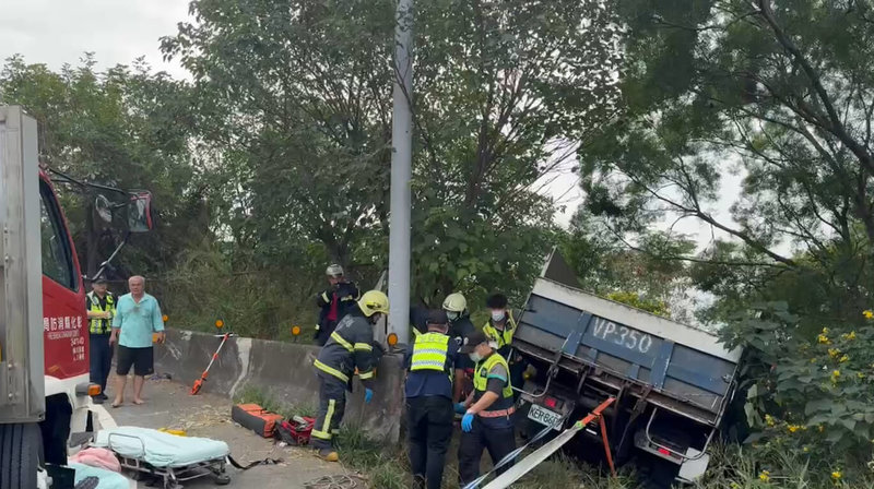 彰化縣員林市員草路15日下午發生大貨車翻落邊坡意外，消防隊員到場發現1名男子已自行脫困，另2名男子受困車內，消防員先用繩索固定大貨車避免滑落，再將受困者救出，其中有1人意識不清，送醫急救。（民眾提供）中央社記者吳哲豪傳真  113年11月15日