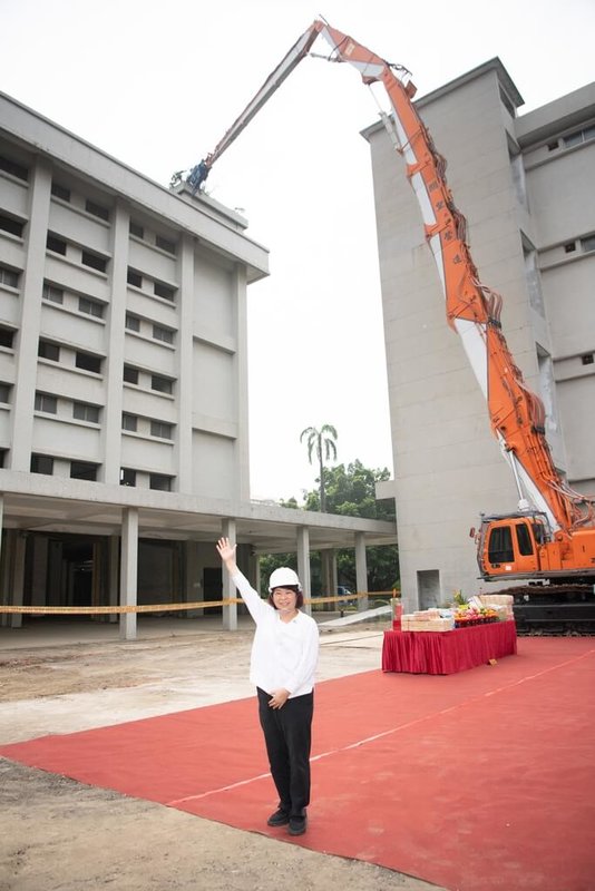 嘉義市長黃敏惠（圖）15日正式敲磚啟動舊嘉義菸葉廠活化工程，宣告這座見證菸草產業榮景的舊廠區即將轉變為新一代文化基地。（嘉義市政府提供）中央社記者姜宜菁傳真  113年11月15日