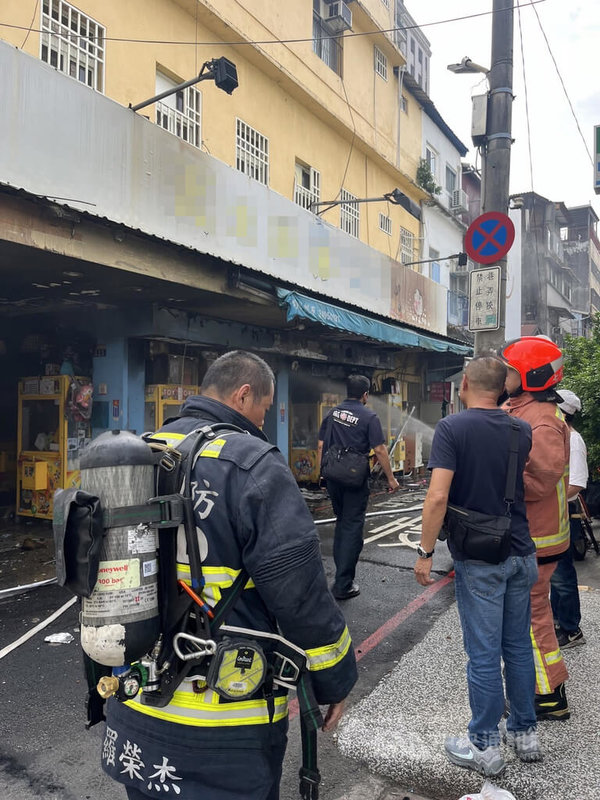 台中市中區1家夾娃娃機店15日上午火警，警消獲報派員到場處理後撲滅，幸無人員受困或受傷。（翻攝照片）中央社記者蘇木春傳真  113年11月15日