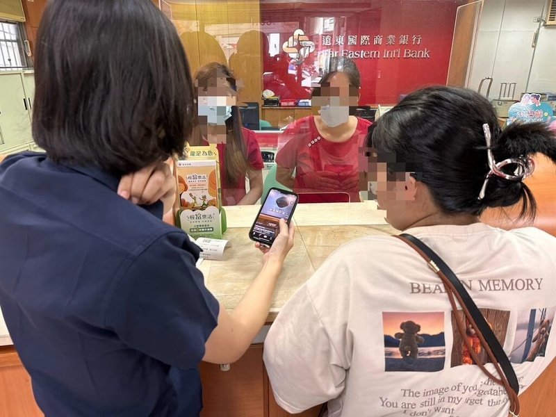 台中市霧峰警分局員警日前攔阻一起詐騙，有女子要綁定約定轉帳，要領取颱風補助金，行員覺得有異通報，警員到場後，致電詢問台中市政府社會局表示無此補助，才讓陳女相信自己遭詐騙。（民眾提供）中央社記者趙麗妍傳真  113年11月16日