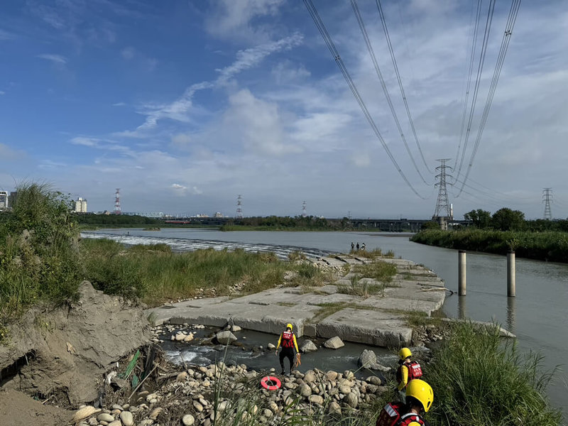 彰化縣彰化市烏溪打卡秘境豆腐岩16日傳出溺水意外，24歲越南籍移工落水失蹤，同行友人報警求救，消防局動員到場，並出動無人機、救生艇等持續搜救中。（民眾提供）中央社記者鄭維真傳真  113年11月16日