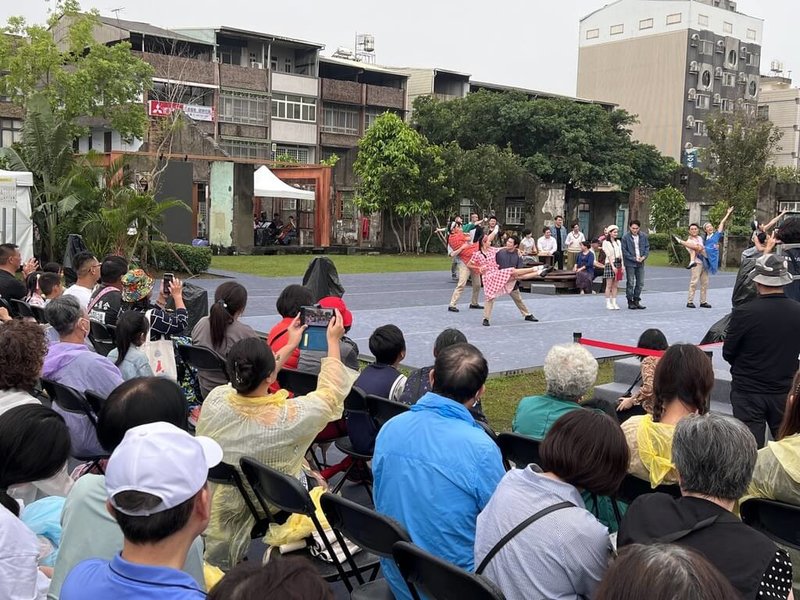 沉浸式眷村舞台劇「村子」16日在屏東勝利星村遺構公園得勝區首演，儘管天公不作美也不減觀眾熱情，演員與觀眾近距離互動，有歌、有舞、有笑、有淚，全場觀眾一同感受70年代眷村美好時光與幸福感。（屏東縣政府提供）中央社記者李卉婷傳真  113年11月16日