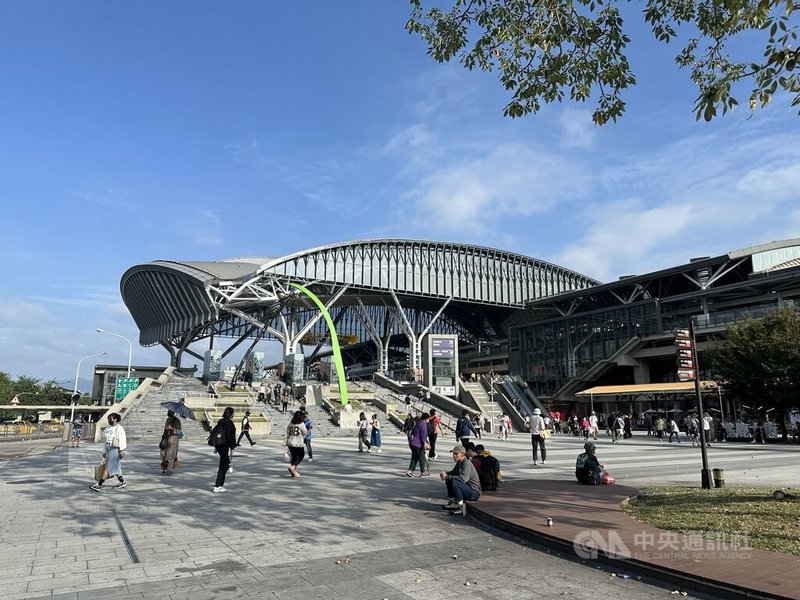 台中火車站16日發生4名街友為爭地盤搶報紙與厚紙板，竟亮刀並持酒瓶打人事件，警方到場循線將涉案4人帶回偵訊，滋事的3名街友依法送辦。圖為台中火車站站前廣場。中央社記者趙麗妍攝  113年11月16日