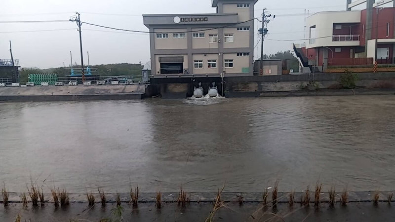 颱風天兔來襲，台南16日凌晨風雨交加，安平區累積雨量逾130毫米，全市26座抽水站抽水總量110萬公噸，暫未傳出重大災情。（台南市政府提供）中央社記者張榮祥台南傳真 113年11月16日