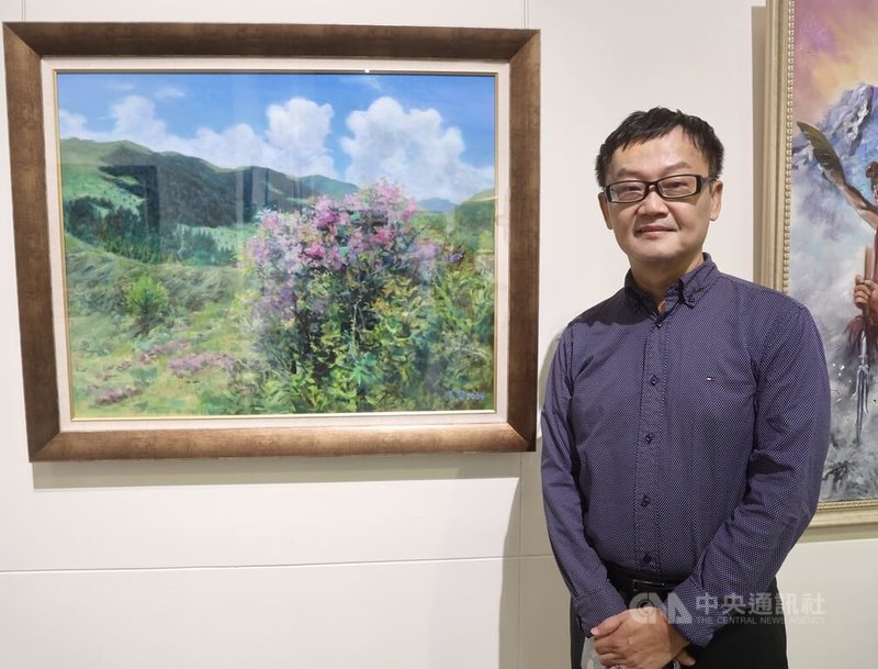 社團法人台灣美術協會第12屆「台灣美術獎」頒獎典禮17日在國立中正紀念堂管理處2展廳舉行,參賽者葉文宏以作品「合歡山高山杜鵑」獲得特優。中央社記者張皓安攝 113年11月17日