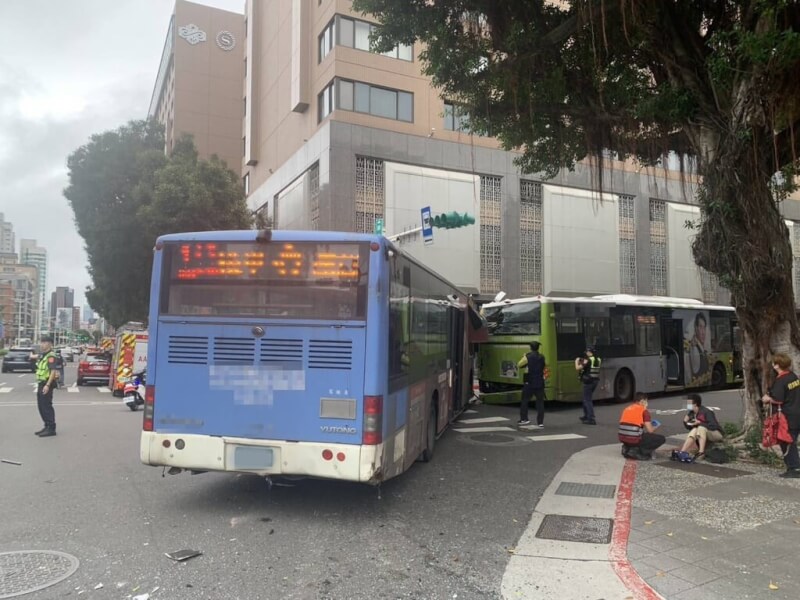 大有巴士（藍色車身）和大都會客運（綠色車身）17日在北市中正區喜來登飯店前與1輛計程車發生3車碰撞事故波及斑馬線上行人。（翻攝照片）中央社記者黃麗芸傳真 113年11月17日