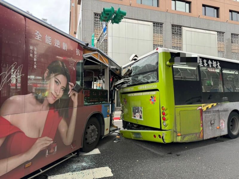 台北市喜來登飯店前17日發生2輛公車追撞事故，據警方調查，案發時大都會客運準備右轉鎮江街口，正停等待前方行人通過，不料卻遭後方大有巴士撞上，事故造成1死15傷，肇事23歲謝姓女駕駛稱剎車不及，警方詢後送辦2輛公車駕駛。（翻攝照片）中央社記者黃麗芸傳真 113年11月17日