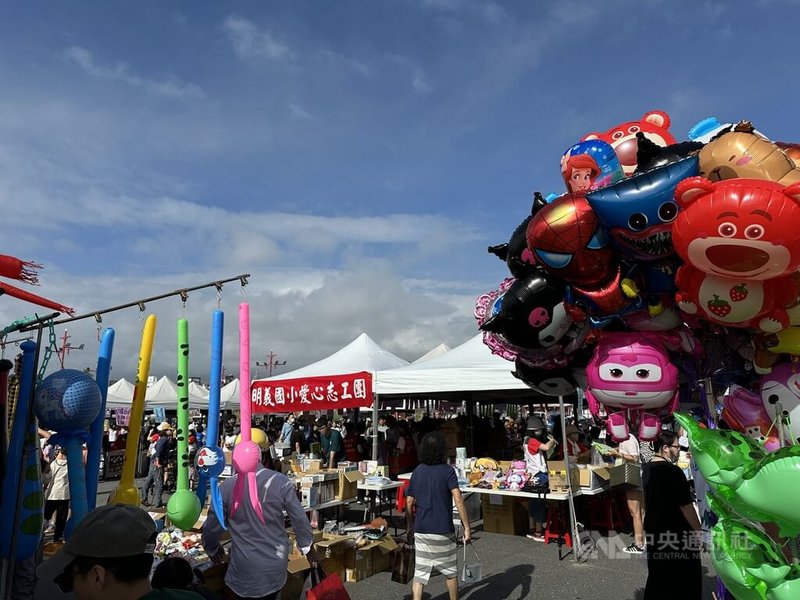 花蓮家扶中心年度大型抗貧園遊會「希望列車、夢想啟動」無窮世代暨兒童權利公約宣導活動，17日在六期重劃區登場，花蓮家扶中心表示，園遊會是由愛心攤、家長攤、贊助攤及成果分享攤等組成上百攤位，豐富多元品項讓民眾有吃、有玩又有拿，還能兼做愛心。中央社記者李先鳳攝  113年11月17日