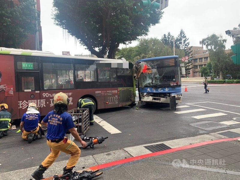 台北市中正區喜來登飯店前17日上午發生死亡車禍，停等行人的大都會客運遭後方大有巴士追撞，造成1名女行人被捲入車底送醫不治，另司機、乘客等15人受傷。（翻攝照片）中央社記者黃麗芸傳真 113年11月17日