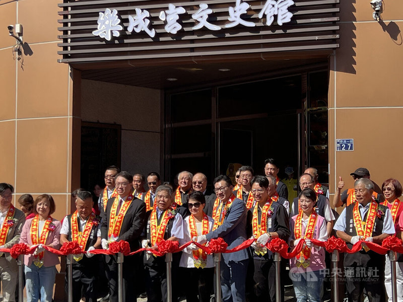 台中樂成宮17日舉辦正殿重修100週年慶祝活動及文史館揭牌儀式，台中市長盧秀燕（前左6）、民進黨秘書長林右昌（前左4）與立法院副院長江啟臣（前右4）等出席剪綵。中央社記者郝雪卿攝 113年11月17日