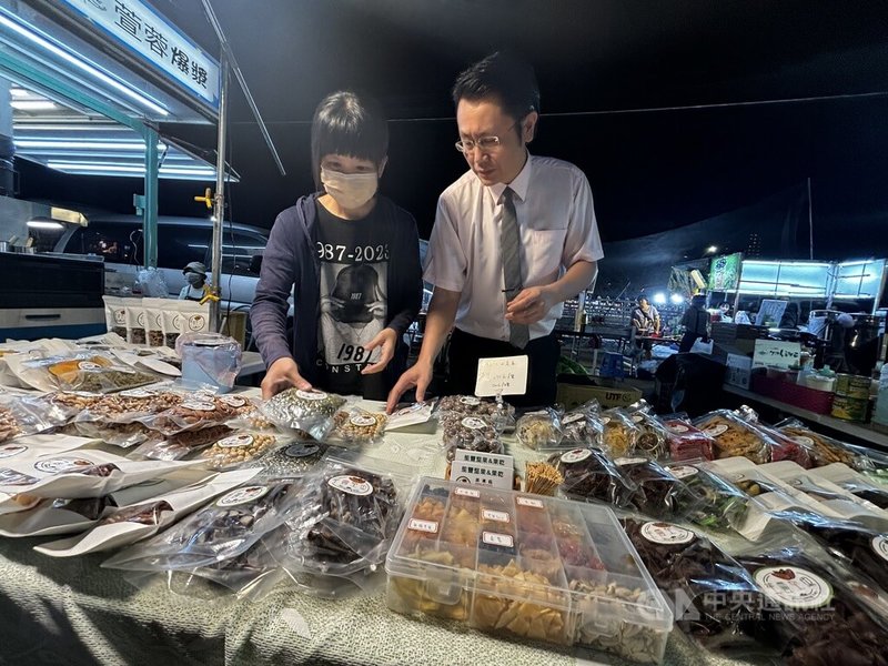 犯罪被害人保護協會台灣新竹分會17日表示，感謝新竹市後站夜市現場提供公益攤位，讓馨生人可創立堅果品牌並銷售，幫助維持穩定收入、照顧家人。中央社記者郭宣彣攝  113年11月17日