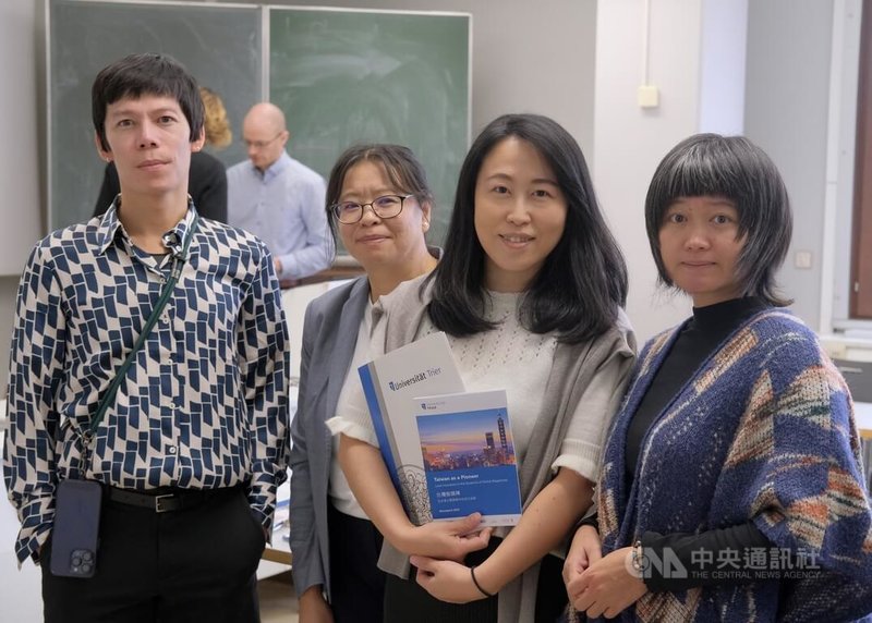 德國特里爾大學漢學系9日舉辦「台灣教學拼圖國際工作坊」,圖左至右依序為留法華語教師劉展岳、德國華語教師李孟蓁,台灣海洋大學副教授黃雅英與詩人吳俞萱。中央社記者顏若瑾特里爾攝 113年11月17日
