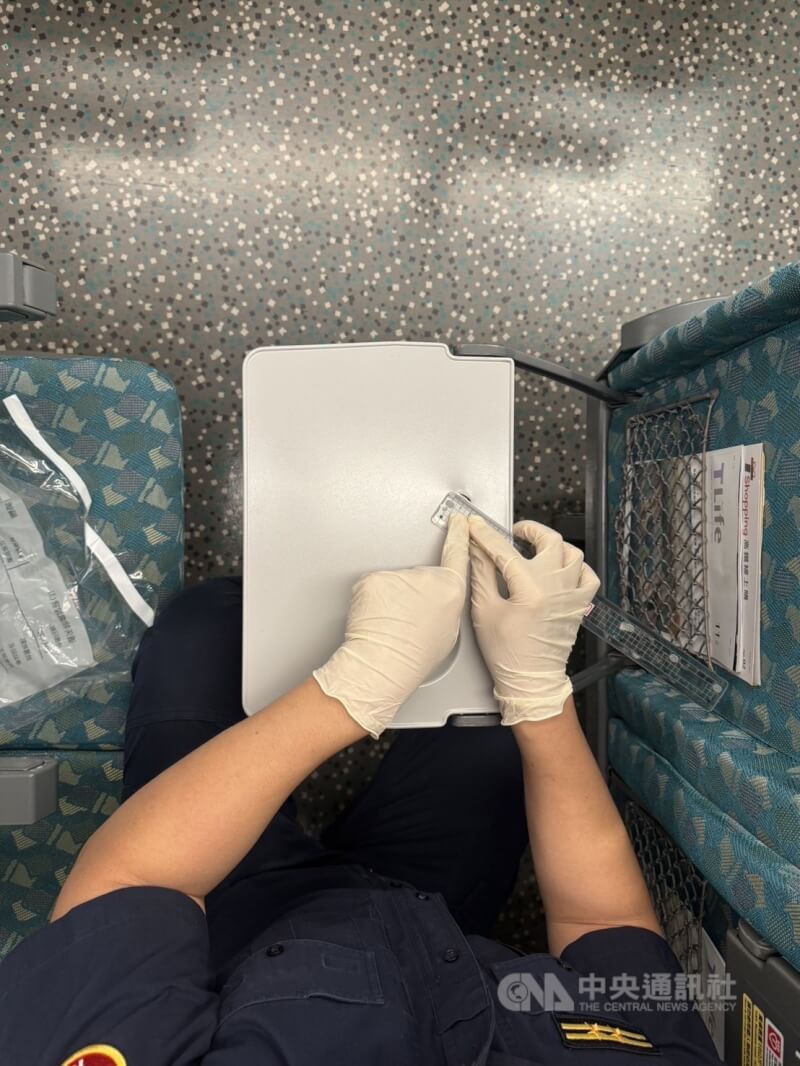 鐵路警察局16日表示,有女乘客發現1名男子盤坐在高鐵車廂出入口處,影響動線雙方釀口角,男子事後毆打女乘客,並持刀刺向餐桌後逃逸。(翻攝畫面)中央社記者劉建邦傳真 113年11月16日