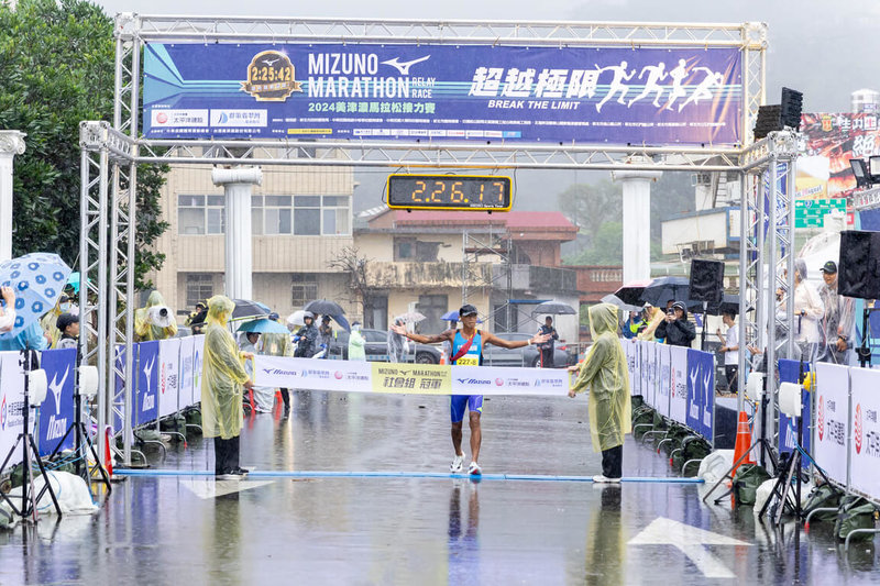 2024美津濃馬拉松接力賽17日在新北市萬里區雨中登場，「大腳丫龍隊」由長跑名將蔣介文（中）擔任最後一棒，以2小時26分22秒搶下社會組冠軍，也完成總冠軍2連霸。（MIZUNO提供）中央社記者黎建忠傳真  113年11月17日