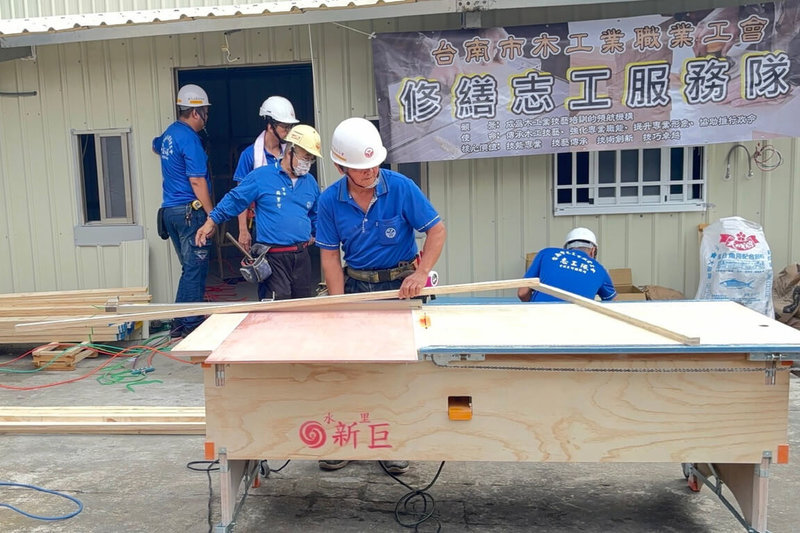 台南市勞工局推動「做工行善團」，幫助弱勢家戶修繕房屋，志工團17日犧牲假日前往柳營區案主家中進行修繕工程，以實際行動關懷弱勢，持續傳遞溫暖。（台南市勞工局提供）中央社記者楊思瑞台南傳真  113年11月17日