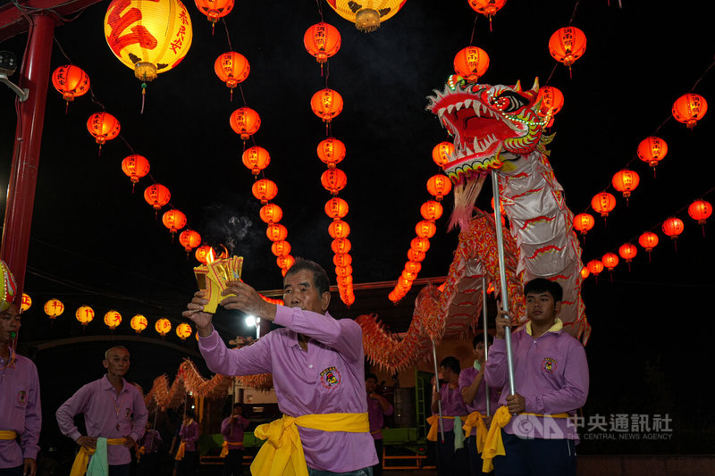 屏東縣南州鄉同安北極殿神龍隊參與三年一科的南州迎王平安祭典，神龍隊是由同安村大大小小村民動員組成。圖為11月10日村庄祈福遶境前儀式。中央社記者黃郁菁攝  113年11月17日