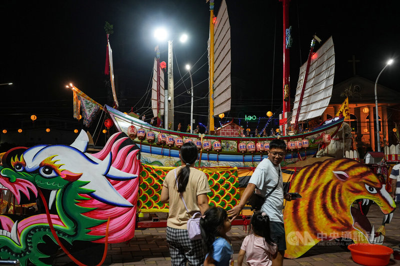 「36青刀巷龍虎平安橋祭改」為屏東南州迎王平安祭典一大特色,17日晚間吸引不少民眾慕名而來過橋求改運。中央社記者黃郁菁攝 113年11月17日