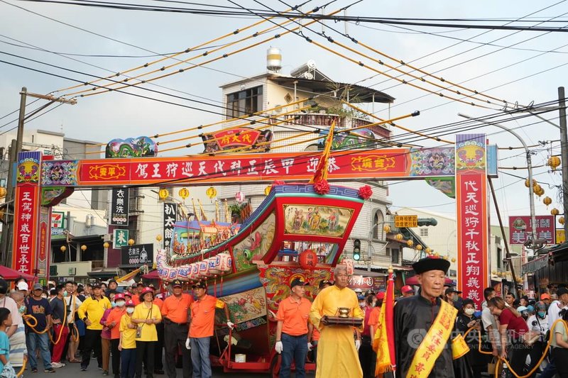 屏東3大迎王最終場南州迎王平安祭典17日舉行重頭戲王船遷船遶境活動，沿途吸引大批民眾圍觀。中央社記者黃郁菁攝  113年11月17日