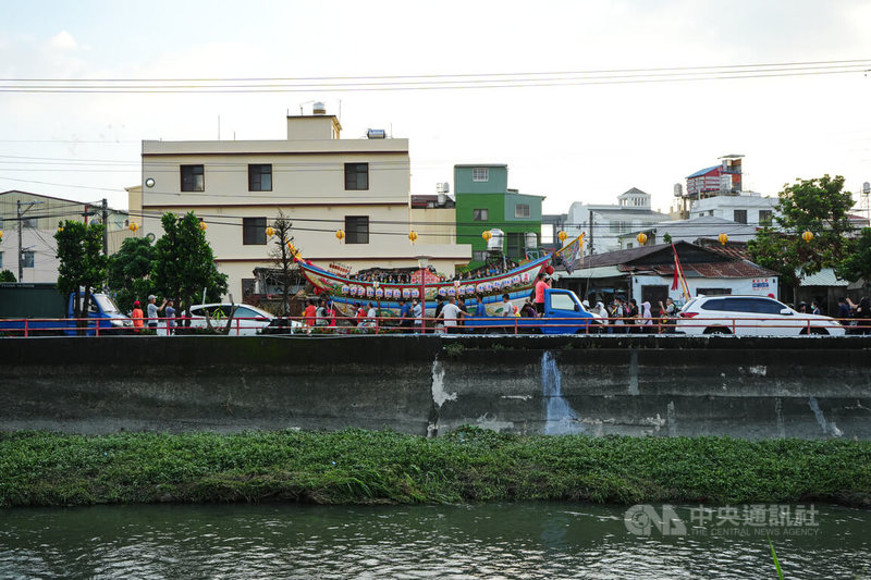 屏東南州迎王平安祭典17日進行王船遷船遶境儀式,下午4時許,遶境隊伍經過溪州溪旁小路。中央社記者黃郁菁攝 113年11月17日