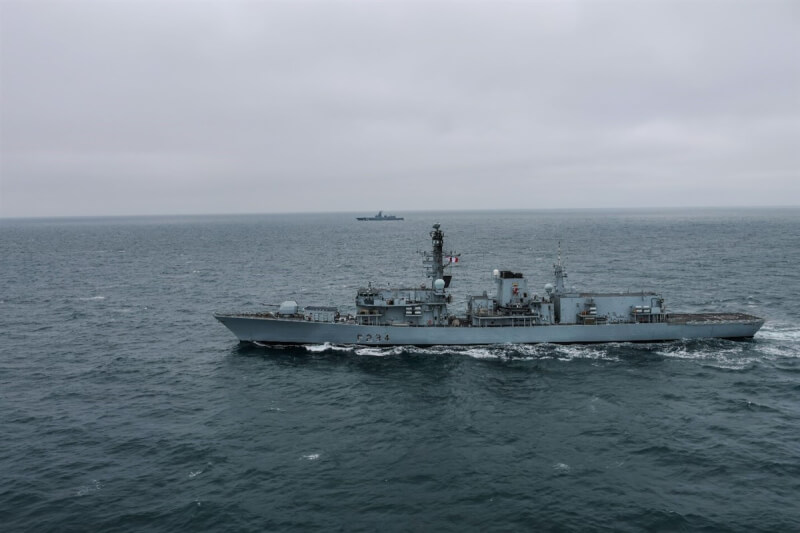 俄羅斯軍艦近日再現英國周邊水域，英國海軍出動巡防艦「鐵公爵」（HMS Iron Duke，前）伴航監控。（英國國防部提供）中央社記者陳韻聿倫敦傳真 113年11月17日