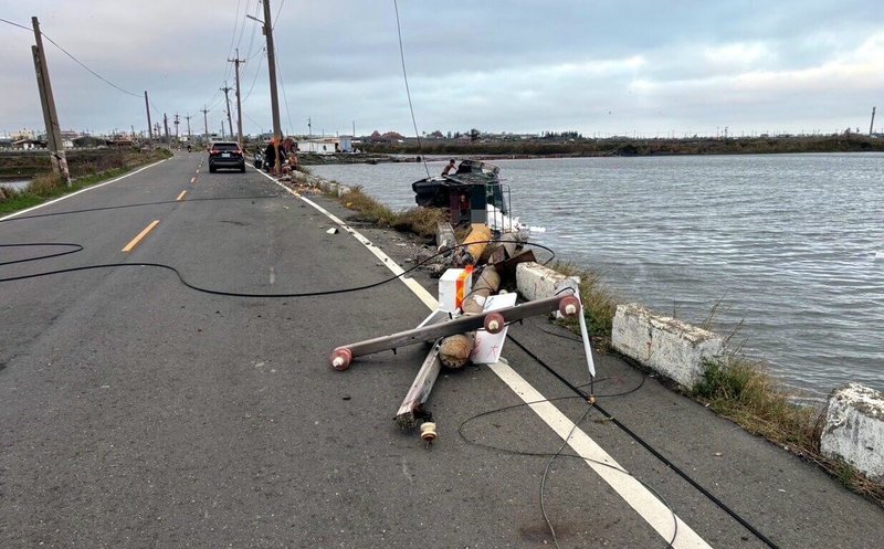 一輛貨車16日行駛雲林縣口湖鄉間道路不慎撞斷電線桿衝入魚塭，海巡署中部分署第四岸巡隊金湖安檢所人員聽到巨響，以智慧型監視系統迅速發現地點。（海巡署中部分署第四岸巡隊提供）中央社記者黃國芳傳真  113年11月17日