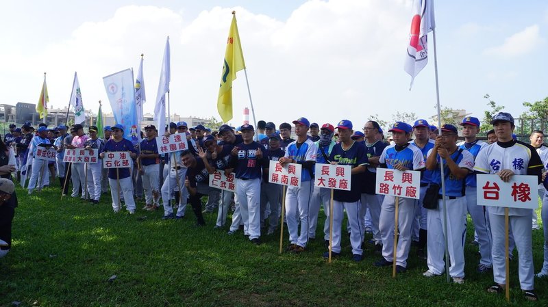 台灣中油石化事業部17日舉辦慢速壘球賽，近400多名選手同場競技。（台灣中油公司石化事業部提供）中央社記者蔡孟妤傳真  113年11月17日