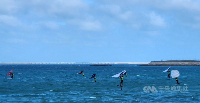 2024年澎湖風帆船冬季公開賽17日舉行,來自國內外選手在馬公觀音亭海域競技,全力爭取佳績。中央社 113年11月17日