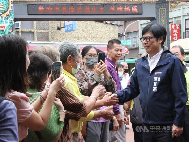 高雄市長陳其邁(前右)18日到鼓山區出席「代天宮」池府千歲聖誕祝壽揭匾活動,與民眾握手致意。中央社記者董俊志攝 113年11月18日