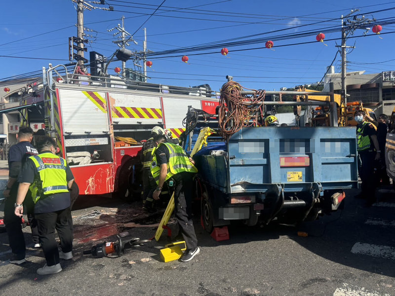 台中市大甲分隊消防車17日出勤時，在行經一處路口時與1輛小貨車發生碰撞，貨車駕駛一度受困，消防人員協助脫困、送醫。（民眾提供）中央社記者趙麗妍傳真  113年11月18日