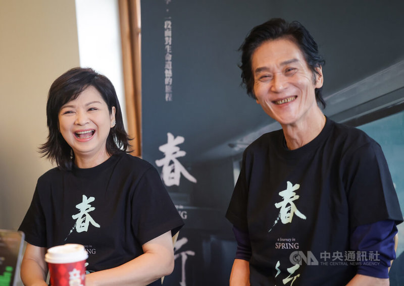 演員楊貴媚（左）、喜翔（右）在電影「春行」飾演一對相守多年的夫妻，兩人在片中少聊天，戲外卻不停鬥嘴。中央社記者裴禛攝  113年11月18日