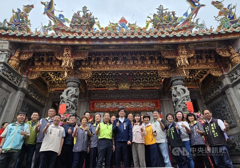 高雄市長陳其邁(前右8)18日到鼓山區出席「代天宮」池府千歲聖誕祝壽揭匾活動,並在廟宇前合影留念。中央社記者董俊志攝 113年11月18日