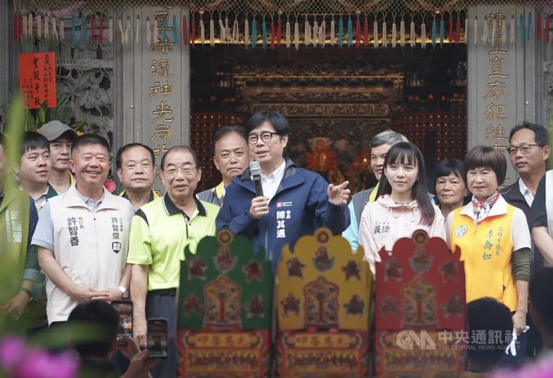 高雄市長陳其邁(前中)18日到鼓山區出席「代天宮」池府千歲聖誕祝壽揭匾活動表示,歡迎民眾走訪廟宇及周邊地景,感受地方人文歷史特色。中央社記者董俊志攝 113年11月18日