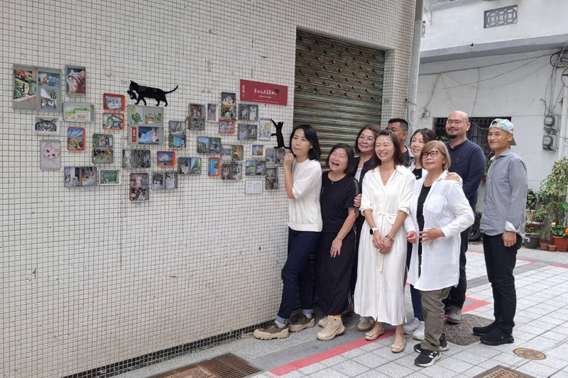 台南社區大學城區小組與油畫班及走畫會師生合作，於中西區信義街策辦「穿街走巷賞畫趣」及「復刻台南400」兩個展覽，展期至12月8日止。（台南社區大學提供）中央社記者楊思瑞台南傳真  113年11月18日