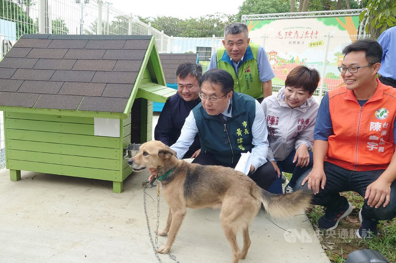 台南市政府在仁德區成功里設置首處遊蕩犬暫置區18日揭牌啟用，台南市長黃偉哲（前右3）前往觀看犬隻安置情形。中央社記者楊思瑞攝  113年11月18日