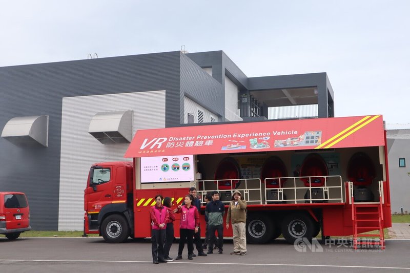 花蓮縣政府消防局攜手東華大學協力團隊，18日在花蓮防災教育館舉辦花蓮縣「強韌台灣計畫成果展暨交流活動」，展現花蓮縣在應對災害的韌性，活動現場設有燃燒櫃、VR體驗車及多個展示區。中央社記者李先鳳攝  113年11月18日