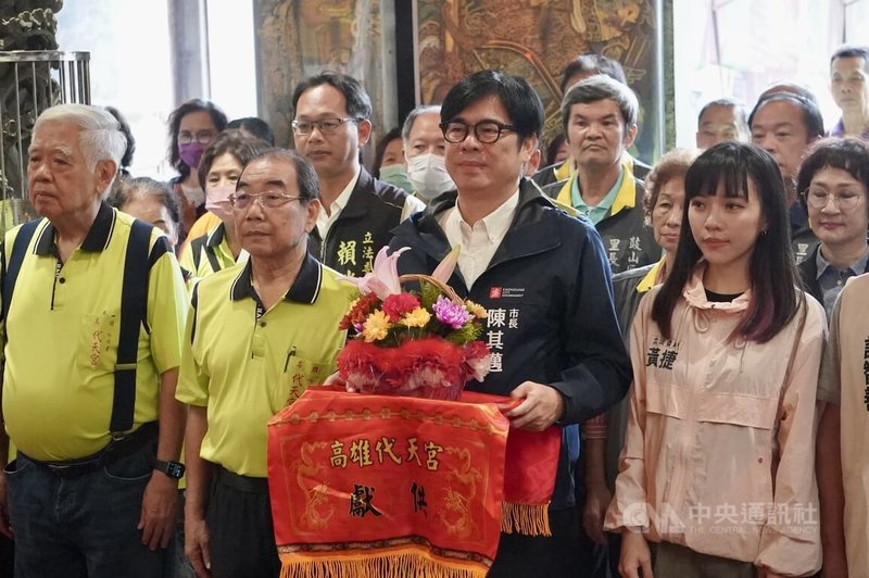 高雄市長陳其邁(前右2)與多名民代18日到鼓山區「代天宮」出席揭匾儀式,恭賀池府千歲聖誕千秋,虔誠獻供祈福。中央社記者董俊志攝 113年11月18日