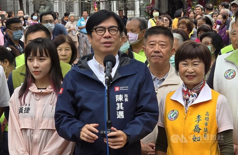 民進黨高雄市長初選競爭激烈,有不同民調出爐。市長陳其邁(前中)18日在鼓山區出席「代天宮」池府千歲聖誕祝壽揭匾活動時表示,市民還是期待候選人能提較具體政見,也要在國會為高雄爭取權益,尤其是財劃法。中央社記者董俊志攝 113年11月18日