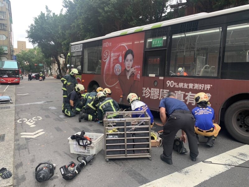 台北市喜來登飯店前17日發生公車追撞事故，走在斑馬線上的50歲林姓女子遭捲入車底，緊急送醫仍宣告不治。（翻攝照片）