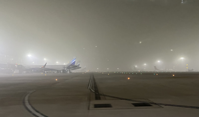 印度德里空污嚴重，英蒂拉．甘地國際機場（Indira Gandhi International Airport）能見度極差。圖為17日晚間一片霧濛濛的德里機場跑道。（民眾提供）中央社記者李晉緯新德里傳真  113年11月18日