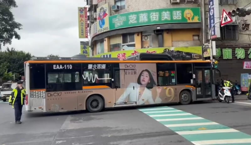 一輛公車18日上午行經新北市板橋區新海路與英士路口，欲左轉新海路時，疑因拋錨失控，直接卡在路口的行人穿越道上。（翻攝照片）中央社記者王鴻國傳真 113年11月18日