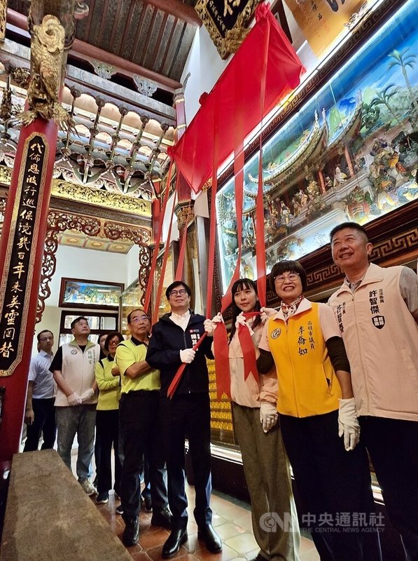 高雄市長陳其邁(右4)、民進黨立委黃捷(右3)等人18日到鼓山區出席「代天宮」池府千歲聖誕祝壽揭匾活動,感謝神尊護佑高雄度過風災。中央社記者董俊志攝 113年11月18日