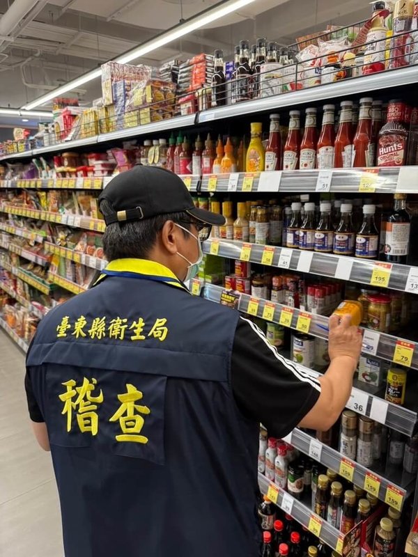 台東縣衛生局稽查違規生機薑黃粉流向，並令業者全面下架，18日派員進行稽核，截至中午共下架回收56罐。（台東縣衛生局提供）中央社記者李先鳳傳真  113年11月18日