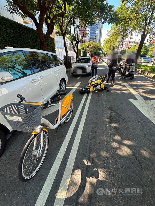 台中市西屯區一處路口17日發生機車追撞自行車（YouBike）事故，另名機車騎士騎到事故地點時，對事故方比倒讚手勢，下一秒卻擦撞旁邊車輛倒地，影片引發網友熱議。（翻攝照片）中央社記者蘇木春傳真  113年11月18日