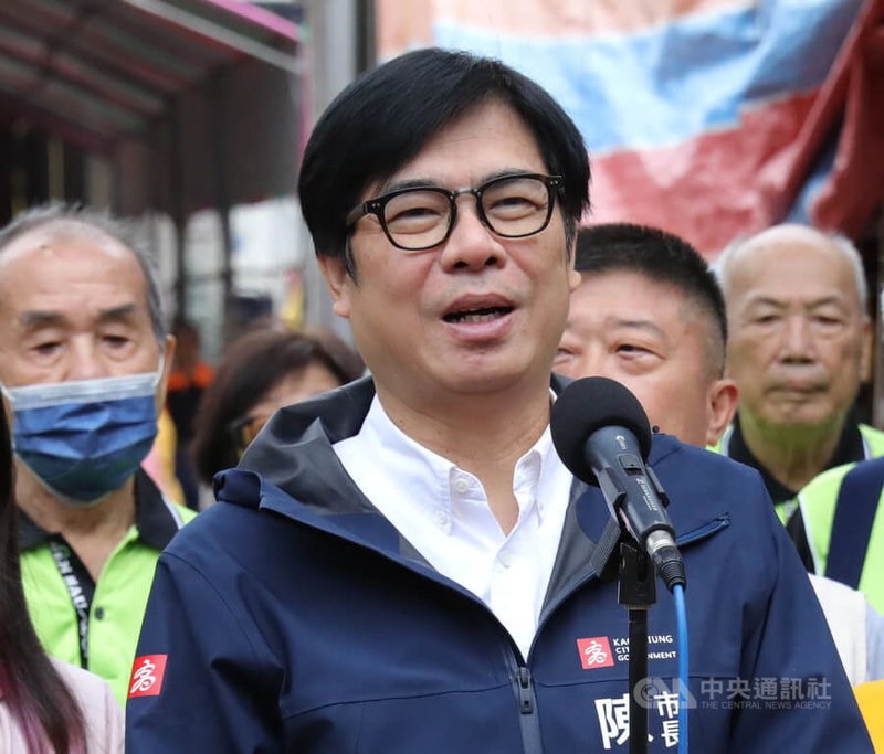 民進黨高雄市長初選競爭激烈，有不同民調出爐。高雄市長陳其邁（前）18日表示，市民還是期待候選人能提出比較具體政見，也會關心在國會上表現，尤其是財劃法部分。中央社記者張已亷攝  113年11月18日