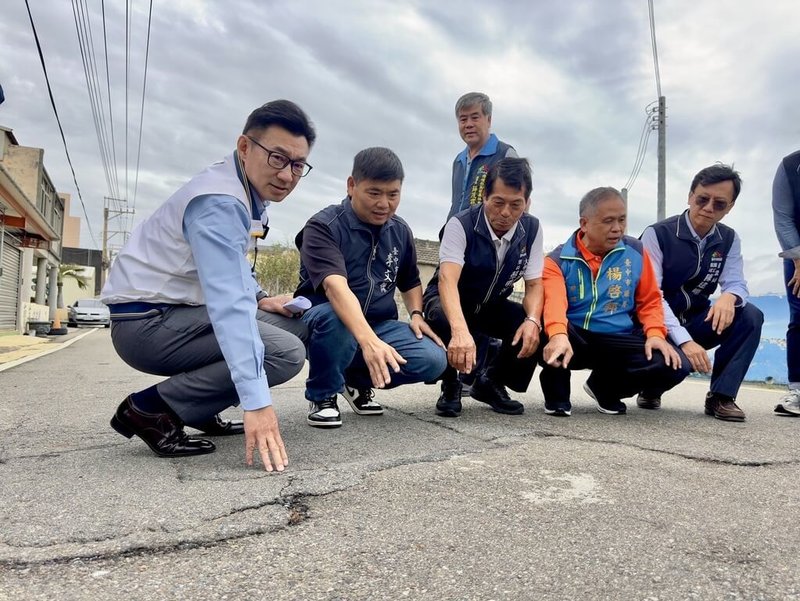 立法院副院長江啟臣（左1）19日會勘台中市大甲區道路改善工程，他表示，路面因年久失修，重複補丁造成凹凸不平，已向交通部爭取經費改善。（民眾提供）中央社記者趙麗妍傳真  113年11月19日