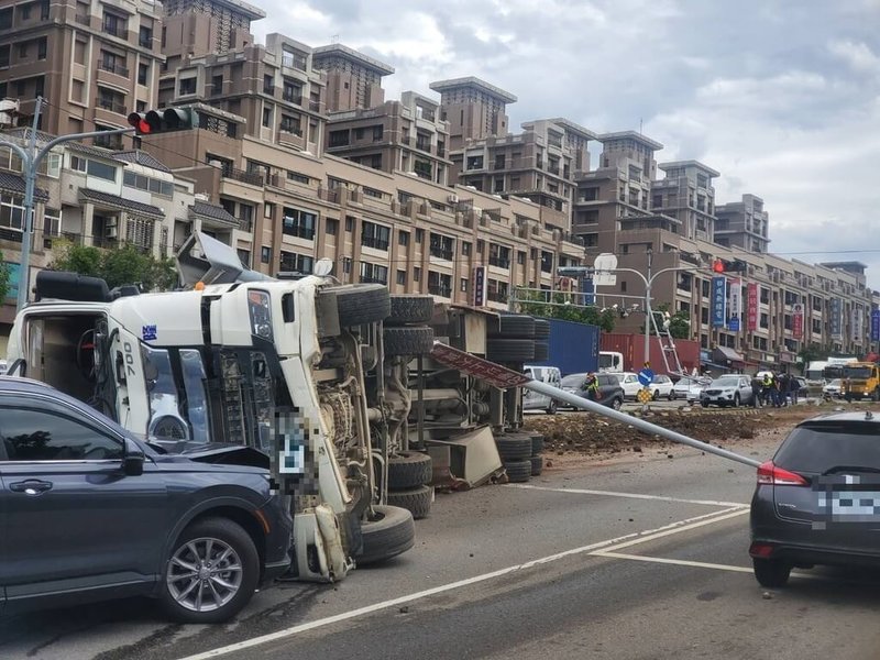 1輛大貨車19日在台中市沙鹿區向上路長下坡路段撞斷區間測速桿，並碰撞6輛自小客車，3人輕傷送醫。（讀者提供）中央社記者趙麗妍傳真 113年11月19日