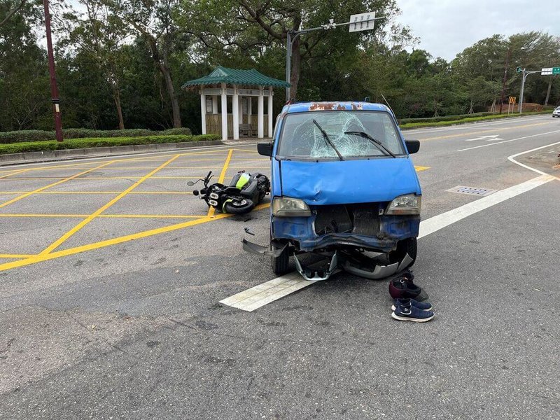 金門縣伯玉路與雙瓊路口18日發生交通事故，陳姓男子騎機車直行，與對向1輛左轉自用小貨車在路口發生碰撞，雙方都無酒駕，肇事責任由警方調查中。圖為雙方車輛毀損。（金門縣警察局提供）中央社記者吳玟嶸傳真 113年11月19日