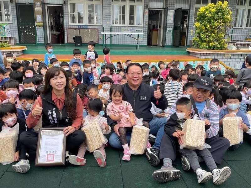 澎湖馬公市立幼兒園19日獲贈300份爆米香當作點心，小朋友興奮品嚐米香好滋味，口齒留香。（馬公市公所提供）中央社  113年11月19日